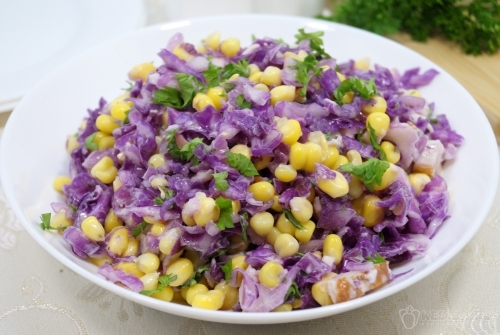 Салат с красной капустой, копченой куриной грудкой и кукурузой