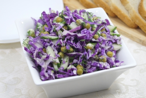 Салат с краснокочанной капустой и консервированным зеленым горошком