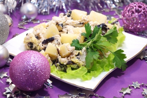 Салат с курицей и черносливом