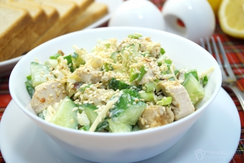 Салат с курицей, свежим огурцом и сыром пармезан