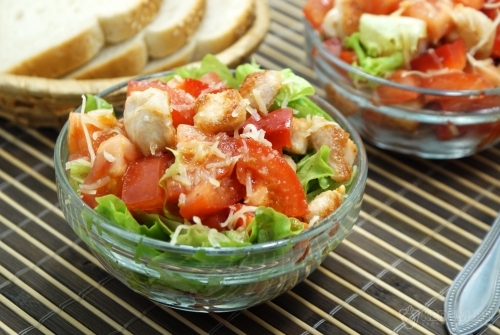 Салат с курицей, помидорами и сыром
