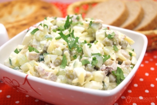 Салат с курицей и зеленым горошком