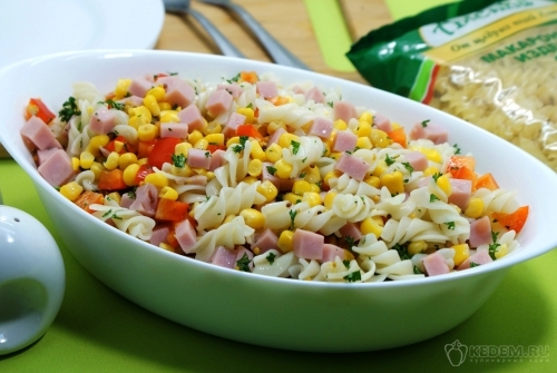 Салат с макаронами и ветчиной