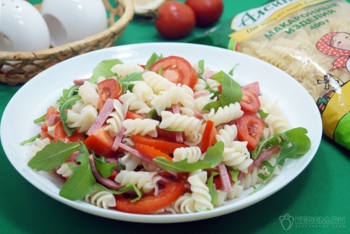 Салат с макаронами, салями и помидорами