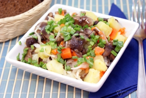 Салат с маринованными опятами