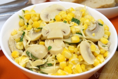 Салат с маринованными шампиньонами, кукурузой и сыром