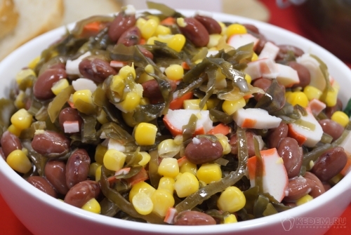 Салат с морской капустой и консервированной фасолью