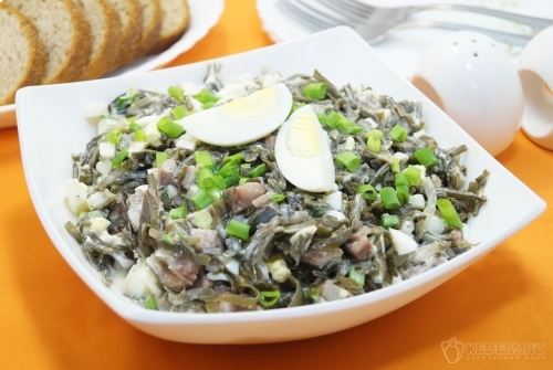 Салат с морской капустой и сельдью Бриз