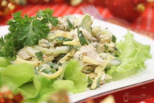 Салат с отварной курицей, свежими огурцами и орехами
