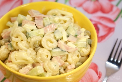 Салат с пастой и огурцом