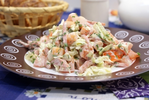 Салат с пекинской капустой и колбасой