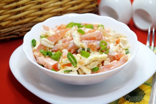 Салат с помидорами, яичным блинчиком, сыром и чесноком