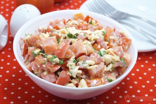 Салат с помидорами, сыром и чесноком