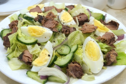 Салат с тунцом и яйцом