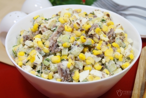Салат с тунцом, огурцом, кукурузой и яйцами