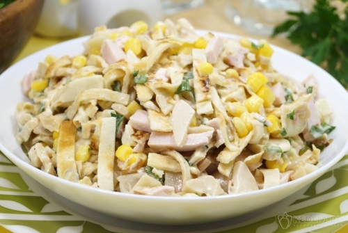 Салат с яичными блинчиками, копченой курицей и маринованными шампиньонами