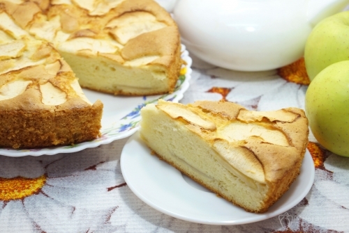 Классическая шарлотка с яблоками