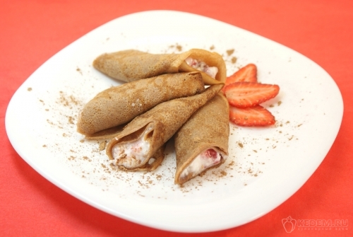 Шоколадные блины с творогом и клубникой