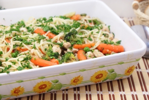 Спагетти с курицей и овощами тушеные на сковороде