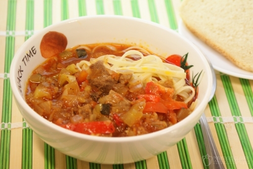 Спагетти с подливой из мяса и овощей