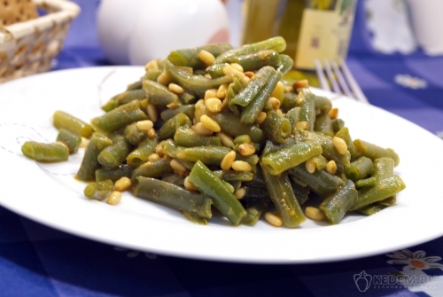Стручковая фасоль с кедровыми орешками