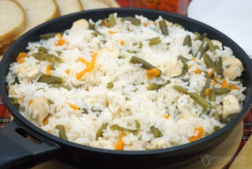 Стручковая фасоль с курицей и рисом на сковороде