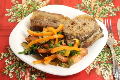 Свиной антрекот в духовке с овощами