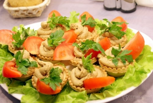 Тарталетки с печеночным муссом и помидорами