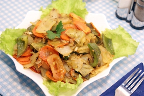 Тушеная капуста с овощами