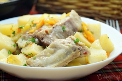 Тушеные свиные ребрышки с картошкой