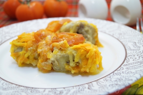 Тушеный минтай с морковью и луком