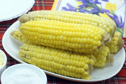 Вареная кукуруза со сливочным маслом