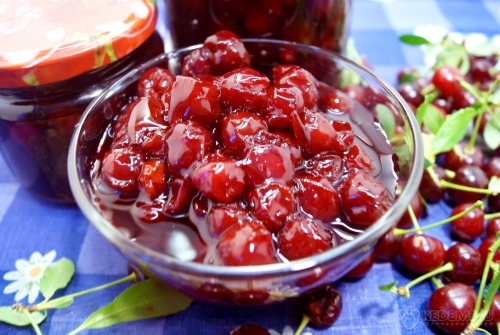 Вишневое варенье с косточками