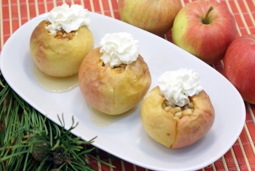 Запеченные яблоки с мёдом и кедровыми орехами