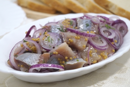 Закуска из сельди с луком и зернистой горчицей