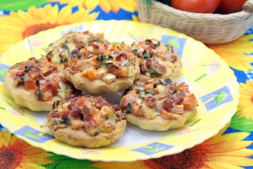 Закусочные корзинки с салатом