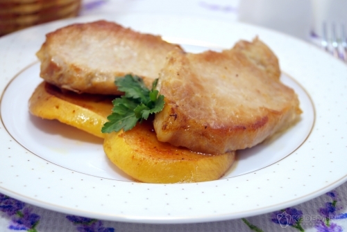 Запеченное мясо с айвой