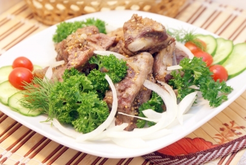 Запеченные рёбрышки с розмарином и горчицей