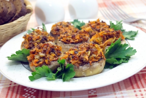 Запеченные шампиньоны с овощами