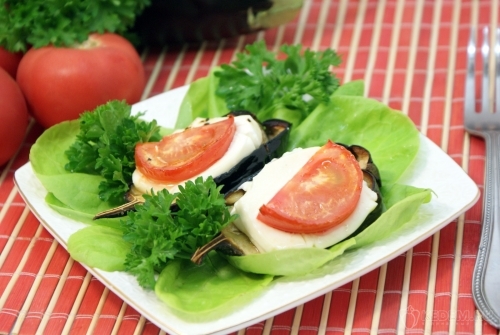 Запеченный баклажан с сыром