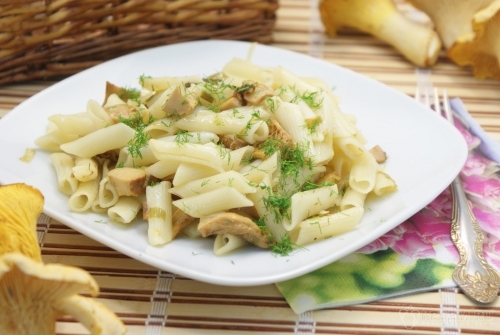 Жареные лисички с макаронами