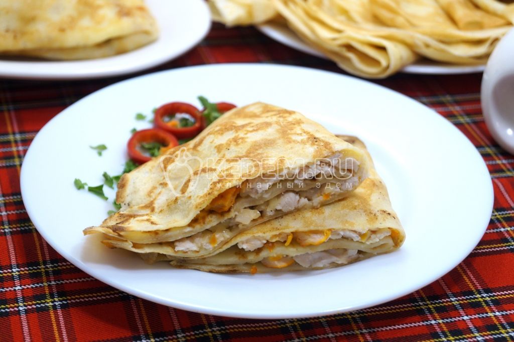 Блинные уголки с копченой курицей и сыром