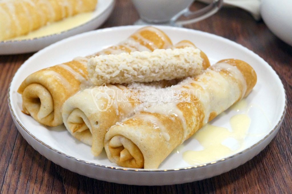 Блины на кокосовом молоке с творогом, кокосовой стружкой и сгущенкой