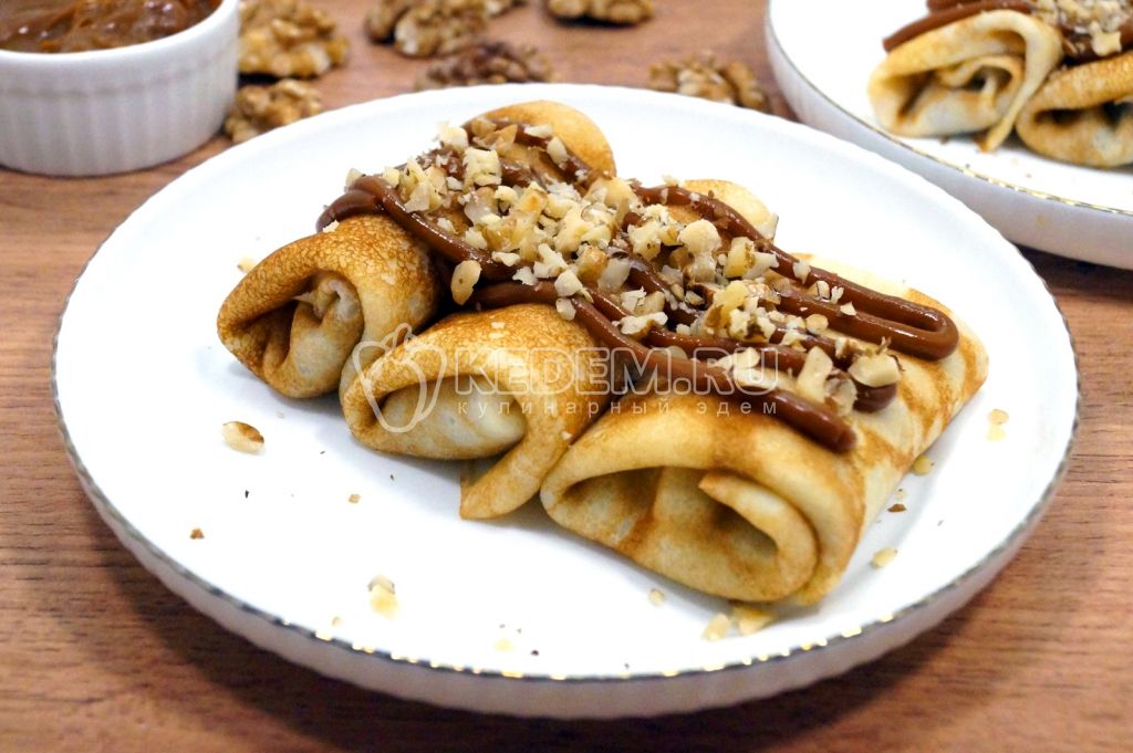 Блины с вареной сгущенкой и грецкими орехами