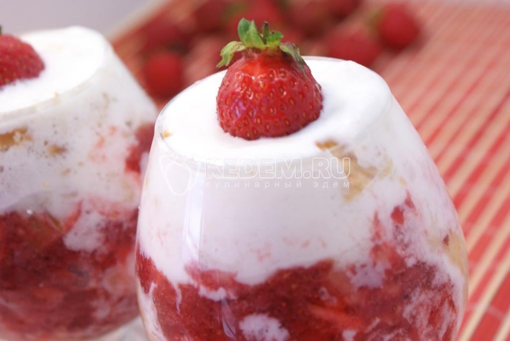Десерт из мороженого с клубникой и печеньем