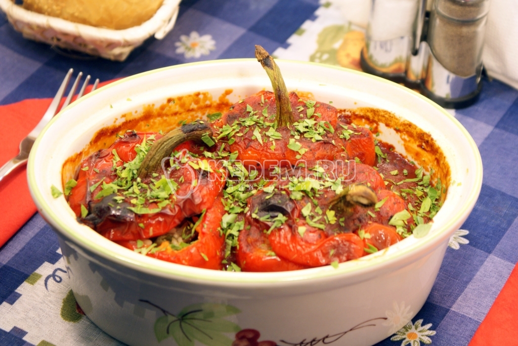 Фаршированные перцы рисом и овощами