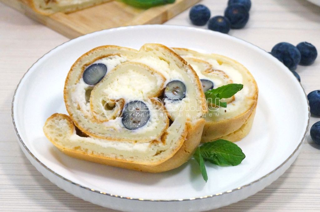 Финский блин со сливочным кремом и голубикой