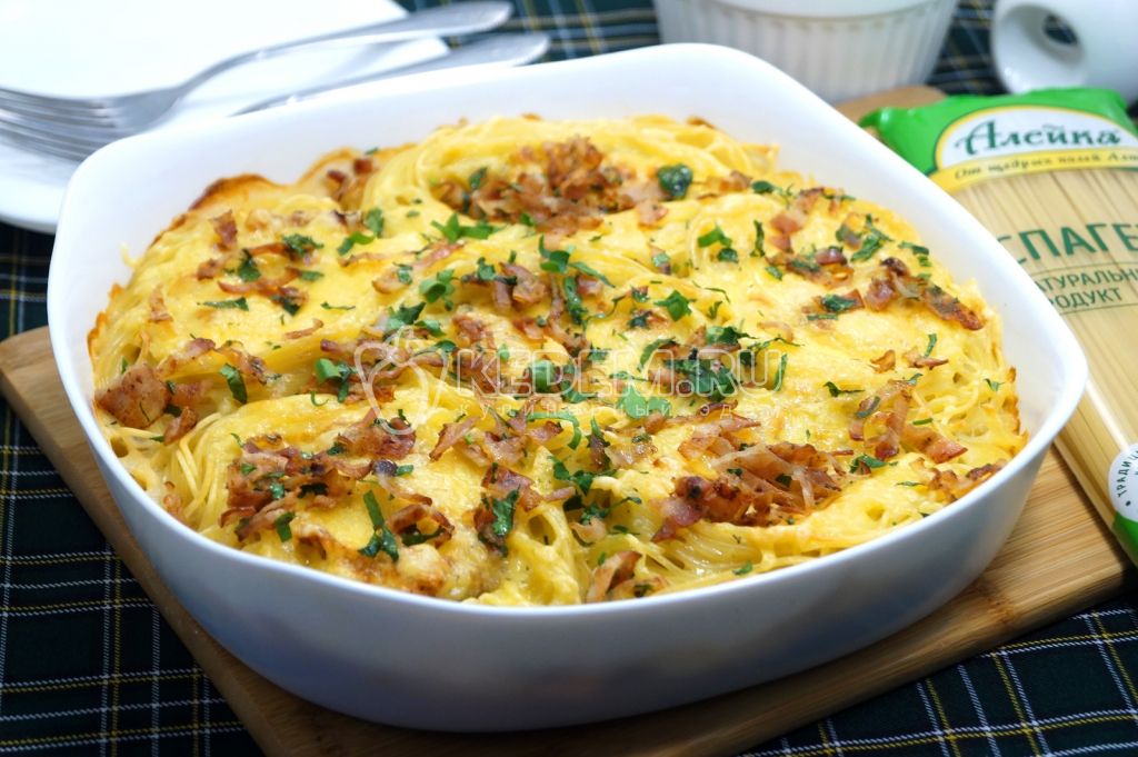 Гнезда из спагетти с беконом и сыром