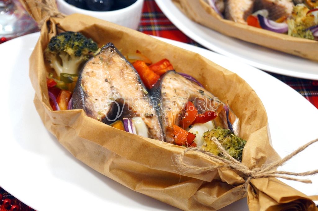 Горбуша запеченная в духовке с овощами в лодочках из пергамента