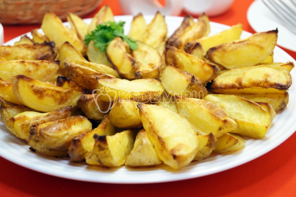 Картофель дольками запеченный в духовке